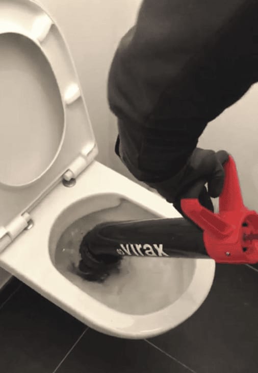 Déboucher-WC-très-bouché-par pompe